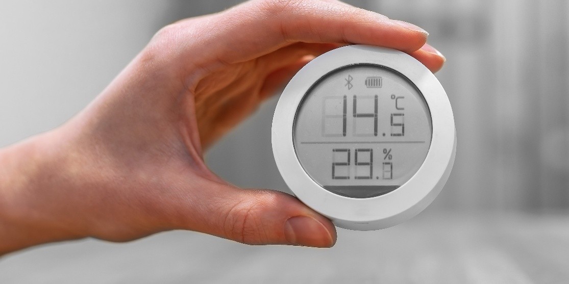 aer uscat în casă indicat de un nivel scăzut de umiditate pe un umidometru digital